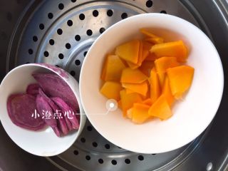 奶香卡通发糕,南瓜，紫薯，去皮切成薄片，放入蒸锅中蒸熟。