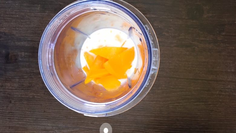 奶香卡通发糕,蒸熟的南瓜➕配方奶放入料理机中，用料理机打成细腻的南瓜泥。紫薯泥也是同样的处理方式。