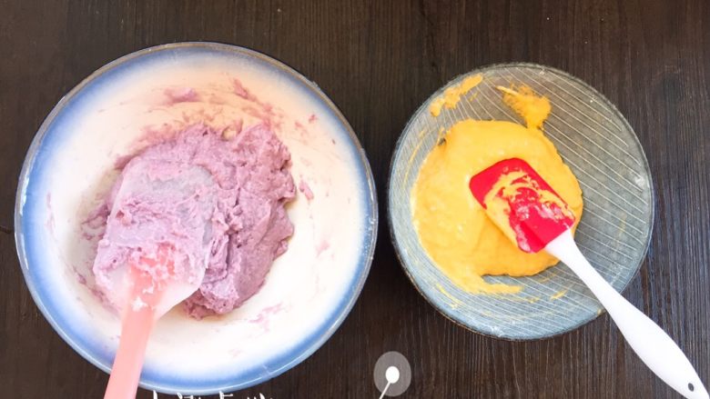 奶香卡通发糕,<a style='color:red;display:inline-block;' href='/shicai/ 8443'>紫薯发糕</a>也是同样的操作，因为紫薯含水量不高，最后可能需要适量的加入配方奶。 