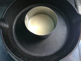 哆啦A梦的铜锣烧,开小火，用一个圆形慕斯圈，放在锅中间（没有慕斯圈可以直接放在锅里，让面糊自然流动呈圆形），舀一勺面糊，倒入慕斯圈中，这样做出来的铜锣烧很圆，