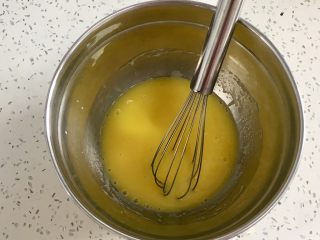 肉松小贝,用蛋抽搅拌均匀。
