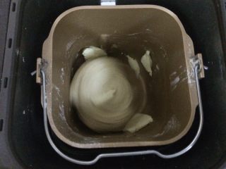 米香奶酪山形吐司（冷藏发酵法）,10分钟后加入黄油。