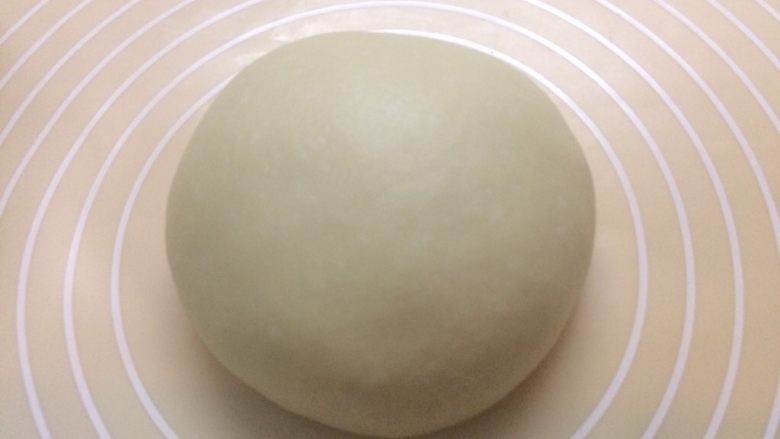 米香奶酪山形吐司（冷藏发酵法）,面垫上揉圆放盆里，盖上两层保鲜膜，然后冰箱里进行冷藏发酵。