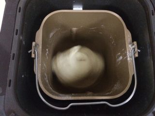 米香奶酪山形吐司（冷藏发酵法）,启动揉面程序20分钟，开始揉面。