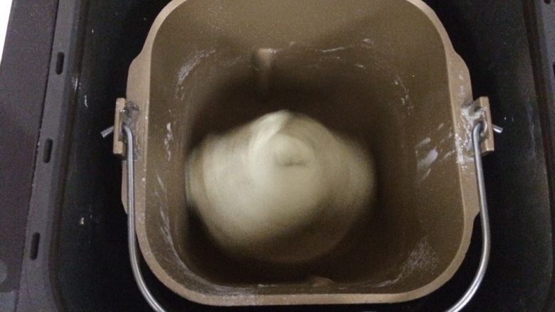 米香奶酪山形吐司（冷藏发酵法）,启动揉面程序20分钟，开始揉面。