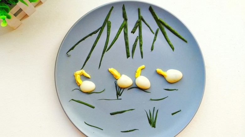 数鸭子  创意儿童卡通早餐,把蛋黄捏成鸭脖子形状