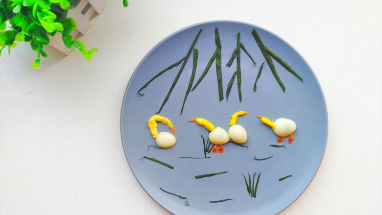 数鸭子  创意儿童卡通早餐,把小小三角形和番茄摆成鸭子嘴和脚丫
