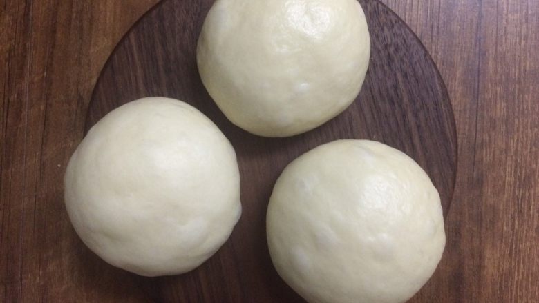 米香奶酪山形吐司（冷藏发酵法）,揉圆盖保鲜膜醒发15分钟。