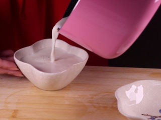 双皮奶的家常做法，香甜爽口好吃又过瘾！,将煮热的牛奶趁热尽快将牛奶倒入碗中，（因为如果动作慢的话，奶皮就会在锅里形成，这样接下来倒的时候奶皮就会被破坏掉了）将装碗的牛奶放置在一旁，