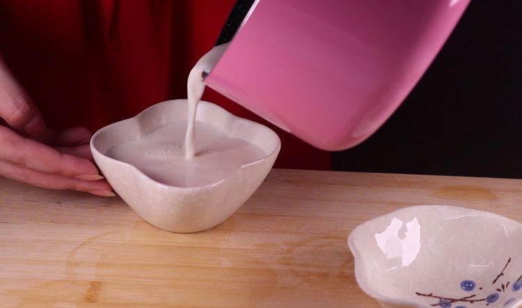 双皮奶的家常做法，香甜爽口好吃又过瘾！,将煮热的牛奶趁热尽快将牛奶倒入碗中，（因为如果动作慢的话，奶皮就会在锅里形成，这样接下来倒的时候奶皮就会被破坏掉了）将装碗的牛奶放置在一旁，
