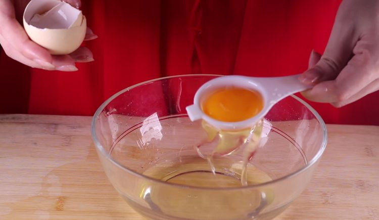 双皮奶的家常做法，香甜爽口好吃又过瘾！,如果不会分离的话，也可以借助蛋清分离器哦。