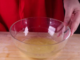 双皮奶的家常做法，香甜爽口好吃又过瘾！,用筷子将蛋液跟白砂糖拌匀。