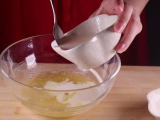 双皮奶的家常做法，香甜爽口好吃又过瘾！,用勺子掀开奶皮的一脚，让牛奶流出倒入碗中，这里切记要小心，不用将奶皮给破坏了。