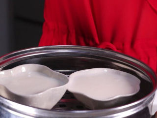 双皮奶的家常做法，香甜爽口好吃又过瘾！,接着借助勺子从碗的边沿，将牛奶滑入碗中，使得奶皮是漂浮在表面的状态。