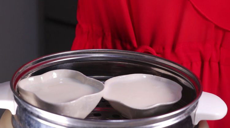 双皮奶的家常做法，香甜爽口好吃又过瘾！,接着借助勺子从碗的边沿，将牛奶滑入碗中，使得奶皮是漂浮在表面的状态。