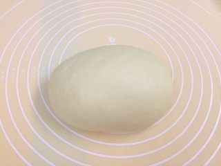 米香奶酪山形吐司（冷藏发酵法）,面团放垫上，轻压面团进行排气。
