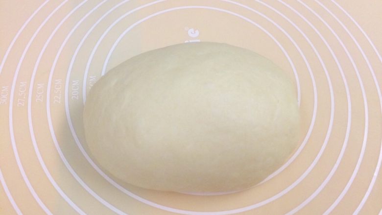 米香奶酪山形吐司（冷藏发酵法）,面团放垫上，轻压面团进行排气。
