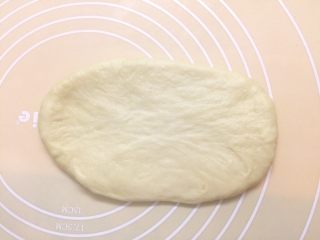 米香奶酪山形吐司（冷藏发酵法）,面团擀成椭圆形。