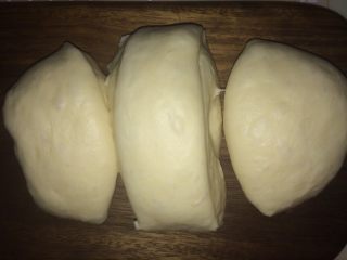 米香奶酪山形吐司（冷藏发酵法）,排完分割成三份。
