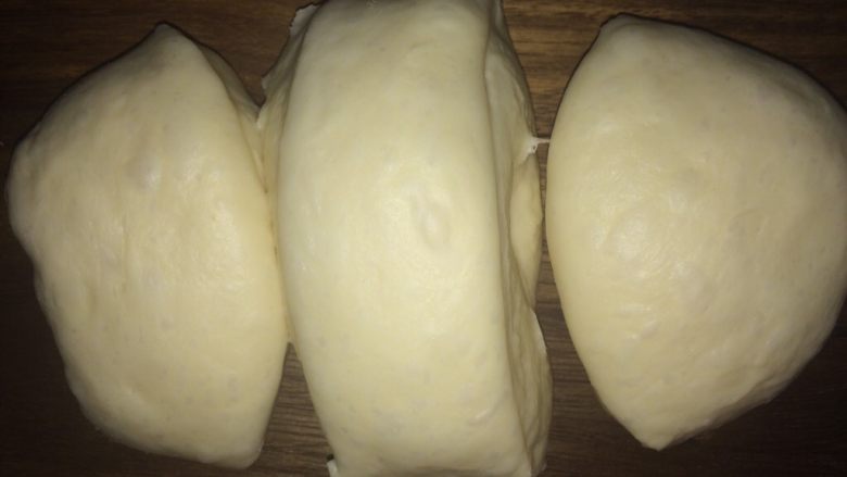 米香奶酪山形吐司（冷藏发酵法）,排完分割成三份。
