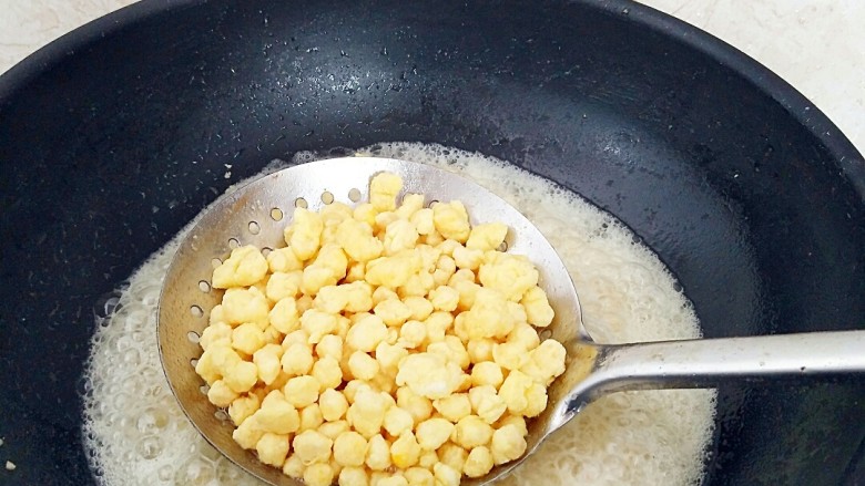 香酥玉米粒,捞出，重新烧热油锅。