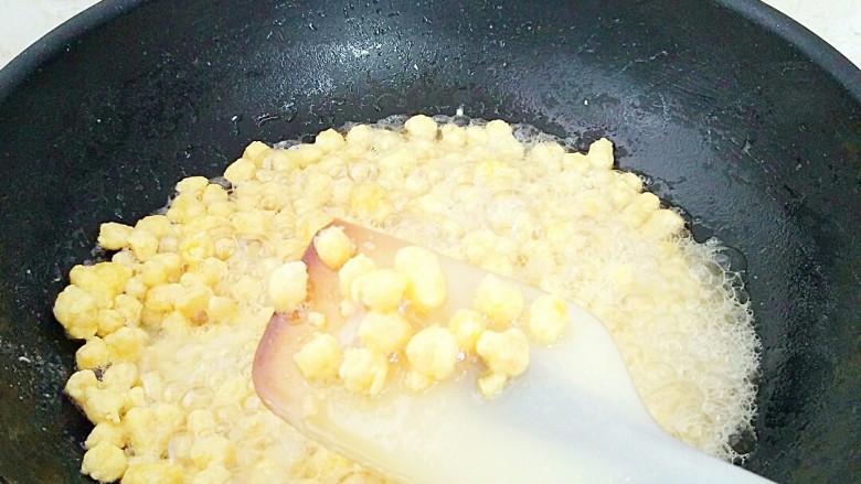 香酥玉米粒,炸30秒钟后至玉米粒膨胀，有沙沙的声音。