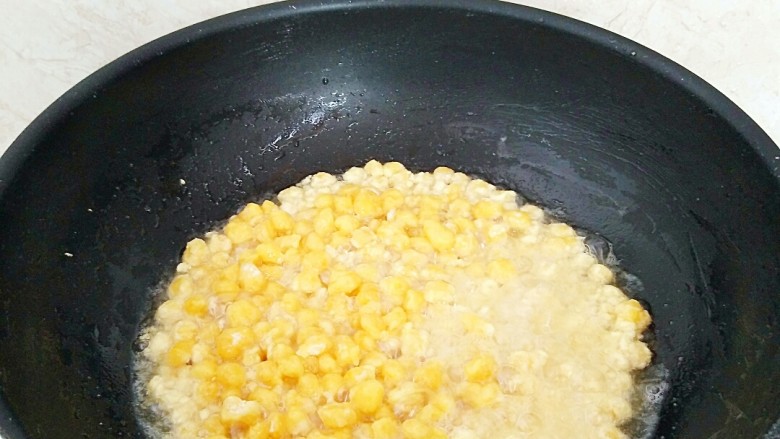 香酥玉米粒,在全部倒入，炸约5秒钟后再推动玉米进行翻动。