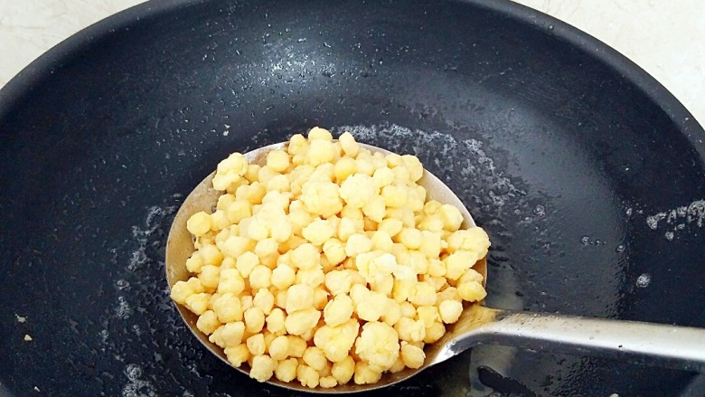 香酥玉米粒,在复炸10秒钟左右，捞出控油即可！