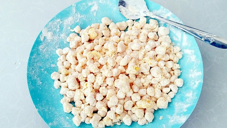 香酥玉米粒,让每一粒玉米裹满干粉，静止5分钟。