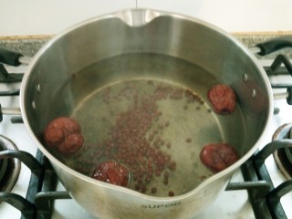 养生粥_,锅里放入适量水，放入红豆，大枣煮半小时。