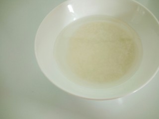 养生粥_,泡好的米倒掉水，米放入锅里煮。