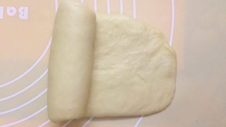 米香奶酪山形吐司（冷藏发酵法）,从上向下卷起来。