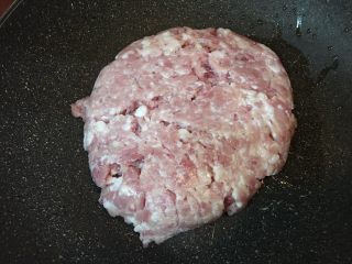 泰式打拋豬,油鍋溫度上來，鍋內出現油紋時將豬絞肉放入