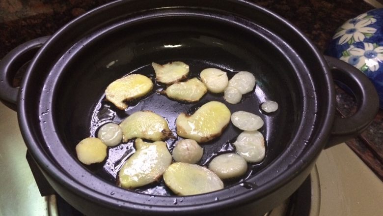 南姜鸭焖冬瓜,砂锅倒入油中火加热，倒入蒜片、南姜片爆香。