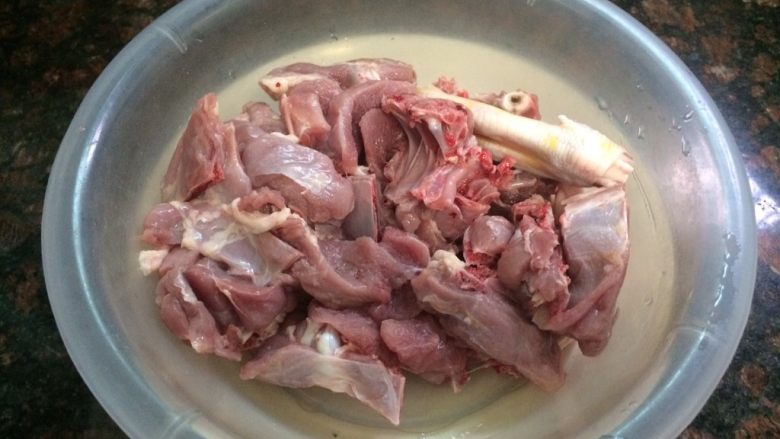 南姜鸭焖冬瓜,鸭肉洗净控干水分