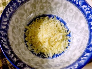椰糖椰丝糯米饭团,微波糯米期间，取一个圆底的小碗，倒入适量椰丝，备用