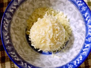 椰糖椰丝糯米饭团,端起碗，晃动碗，使糯米球在碗内滚动起来，表面全部沾满椰丝