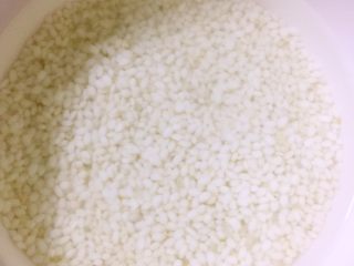 椰糖椰丝糯米饭团,圆糯米提前加水浸泡几小时