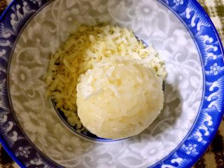 椰糖椰丝糯米饭团,将椰糖糯米饭放入提前准备好的椰丝碗内