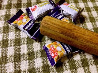 椰糖椰丝糯米饭团,用擀面杖一头隔着包装袋敲打椰糖，至椰糖碎裂成粉末状（隔着包装袋摸一下能感觉到）