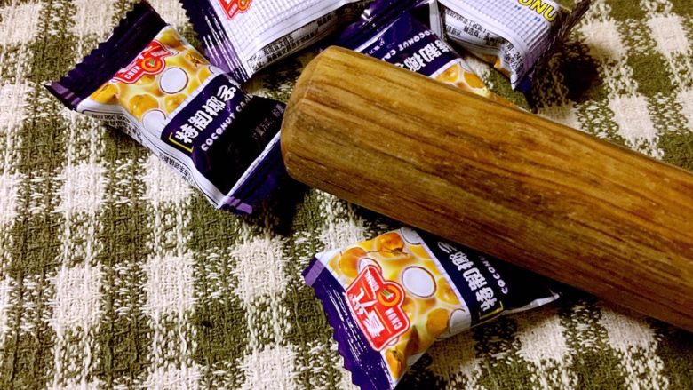椰糖椰丝糯米饭团,用擀面杖一头隔着包装袋敲打椰糖，至椰糖碎裂成粉末状（隔着包装袋摸一下能感觉到）