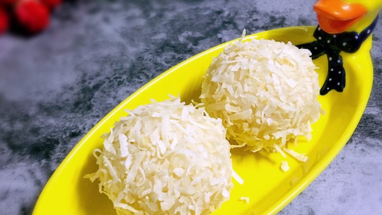 椰糖椰丝糯米饭团,装盘即可享用，是不是非常简单😊
成品椰香浓郁、甜而不腻，且操作简单