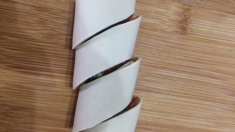 豆皮拌三丝,斜刀切成相同长度的段。