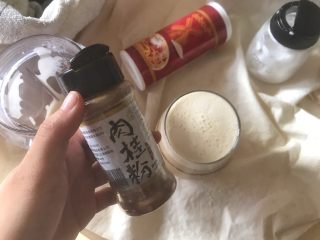 茶奶咖啡浓浓的芝士海盐鸳鸯奶茶,少量肉桂粉装饰，也可用巧克力粉