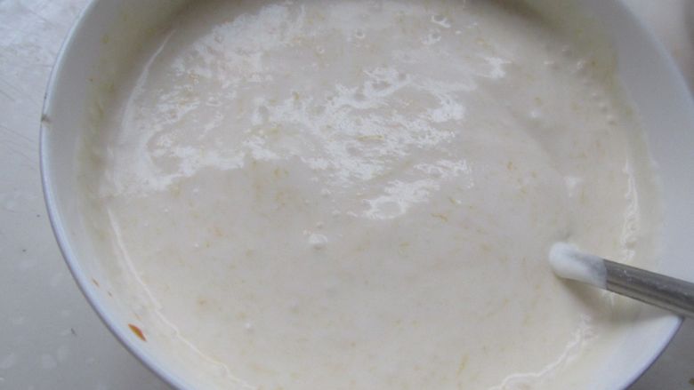 酒味慕斯蛋糕,淡奶油打成流动状态，加入沙棘汁拌匀。