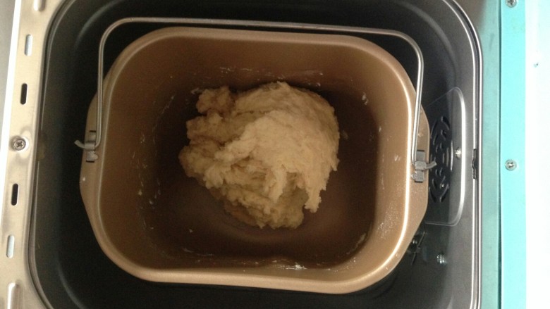 面包机版香橙面包,选择和面两分钟，之后要面团静置一个小时。（各型号面包机和面方法不同）