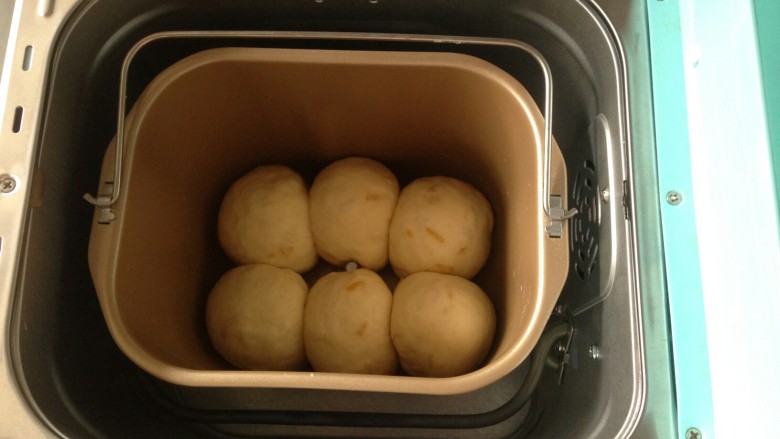 面包机版香橙面包,将面包胚摆放在面包桶里，选择发酵50分钟至一个小时。