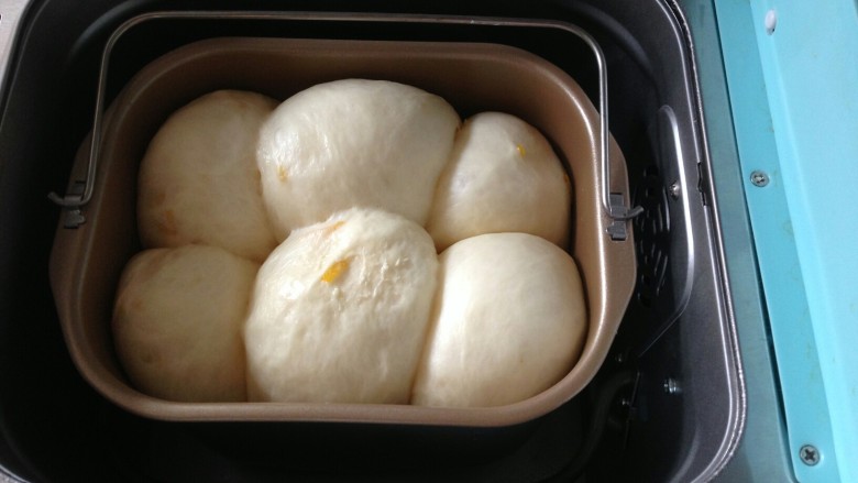 面包机版香橙面包,发酵好之后选择烘烤程序，时间36分钟。