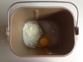 可爱小熊面包,水和鸡蛋放入到面包机内，加入细砂糖、盐和奶粉。