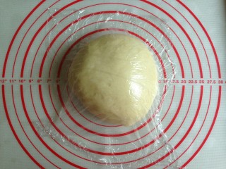可爱小熊面包,和好的面团取出后滚圆，再用保鲜膜盖住，饧发20分钟。